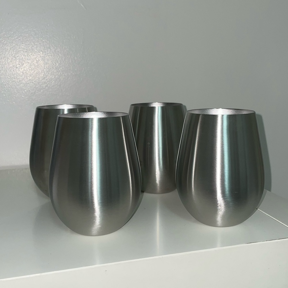 4 stemless wine glasses